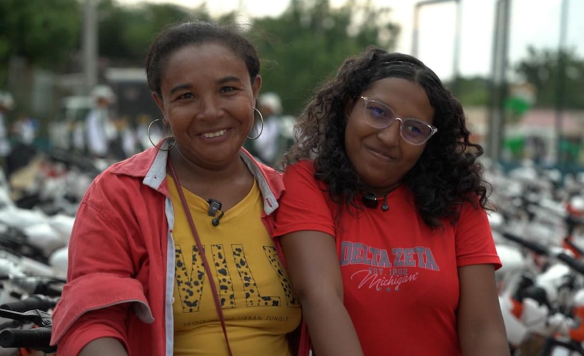 Nadibia Acuña y su hija Yamile Lobo Acuña, quien salió favorecida con una bicicleta entregada por la Gobernación del Magdalena para desplazarse hasta su colegio desde el corregimiento de Zárate.//DPGDM.
