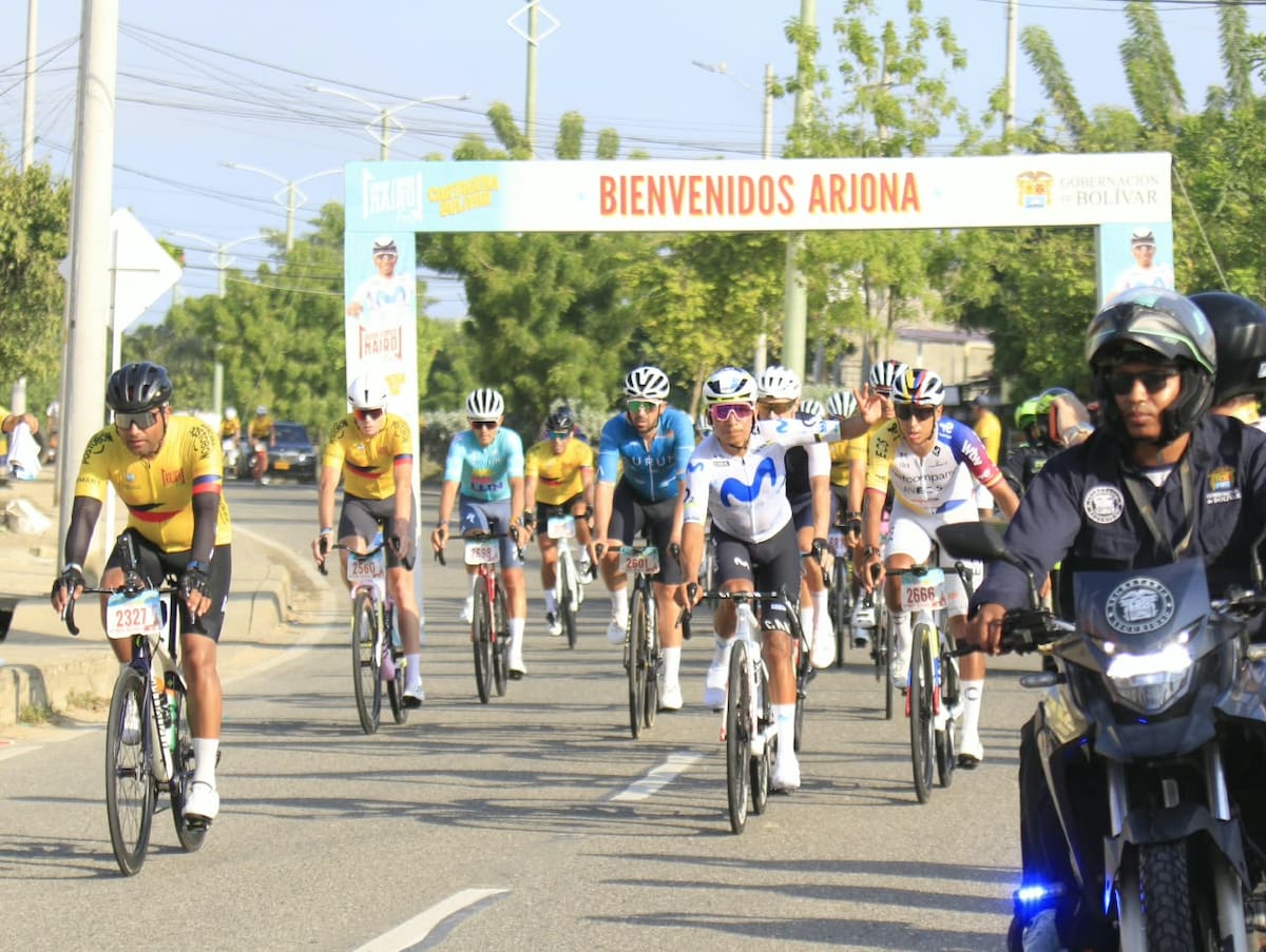 Nairo Quintana y Egan Bernal rodaron por las carreteras de Arjona, Bolívar. //JULIO CASTAÑO EL UNIVERSAL