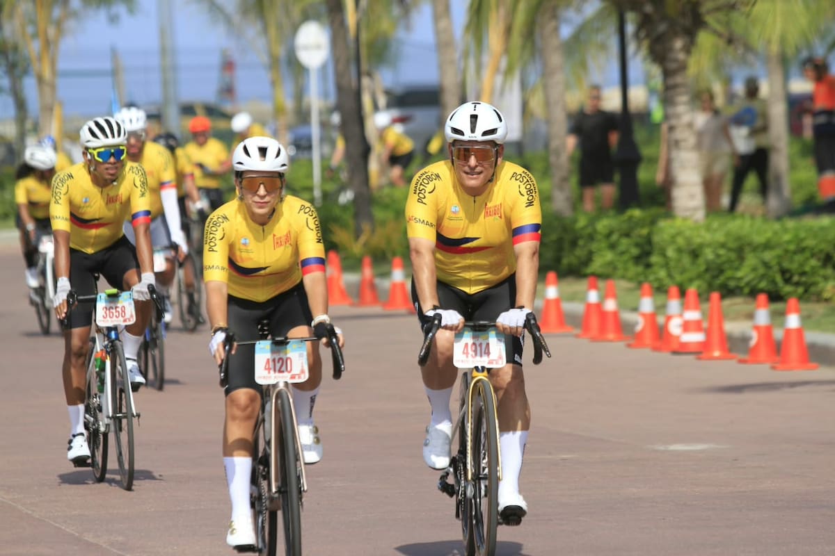 Dumek Turbay, alcalde de Cartagena, y su esposa, Liliana Majana, también rodaron para despedir a Nairo Quintana. //{OSCAR DÍAZ EL UNIVERSAL