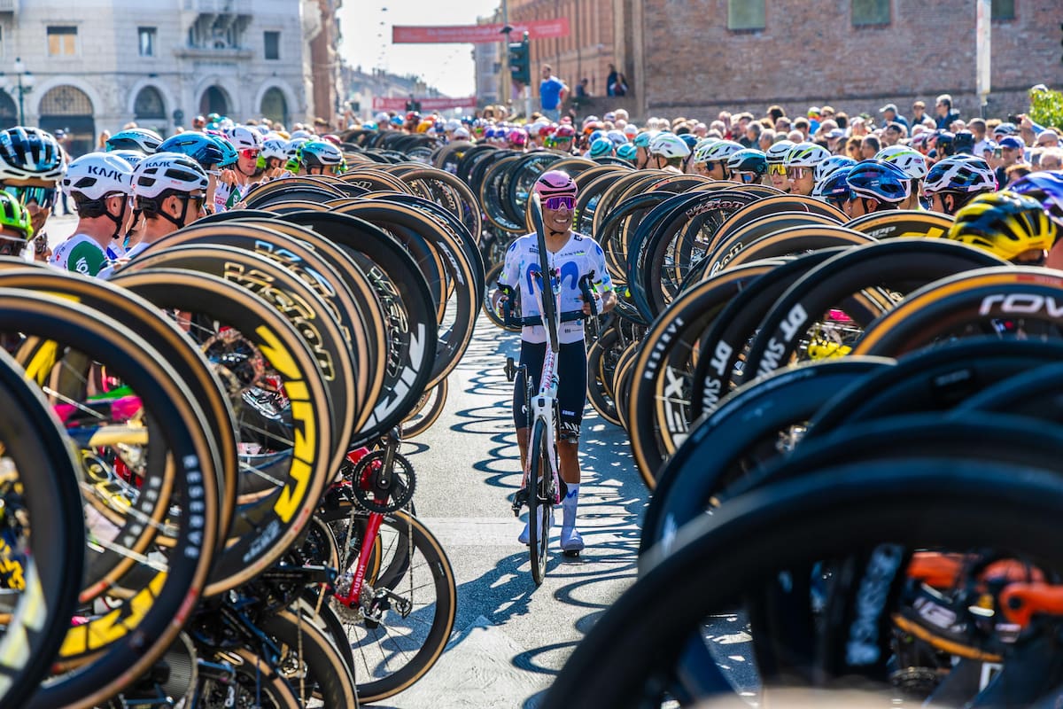 Video: Nairo Quintana recibió emotivo homenaje en su última carrera como profesional