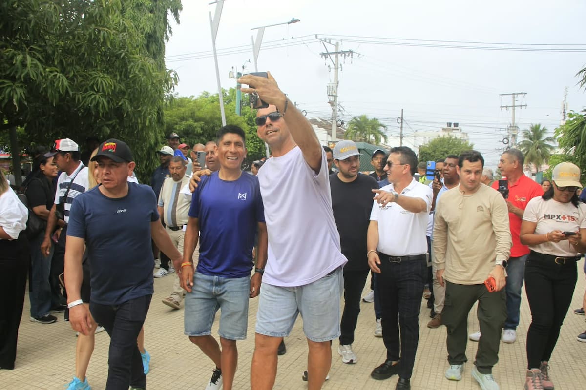 El exciclista colombiano Nairo Quintana conoce las calles de Arjona previo al Gran Fondo Nairo Quintana. //Foto: Julio Castaño Beltrán - El Universal.
