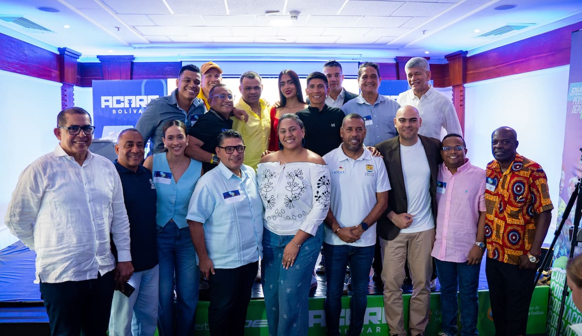 Nairo Quintana con los periodistas deportivos de Acord Bolívar. //Foto: Julio Castaño Beltrán - El Universal.