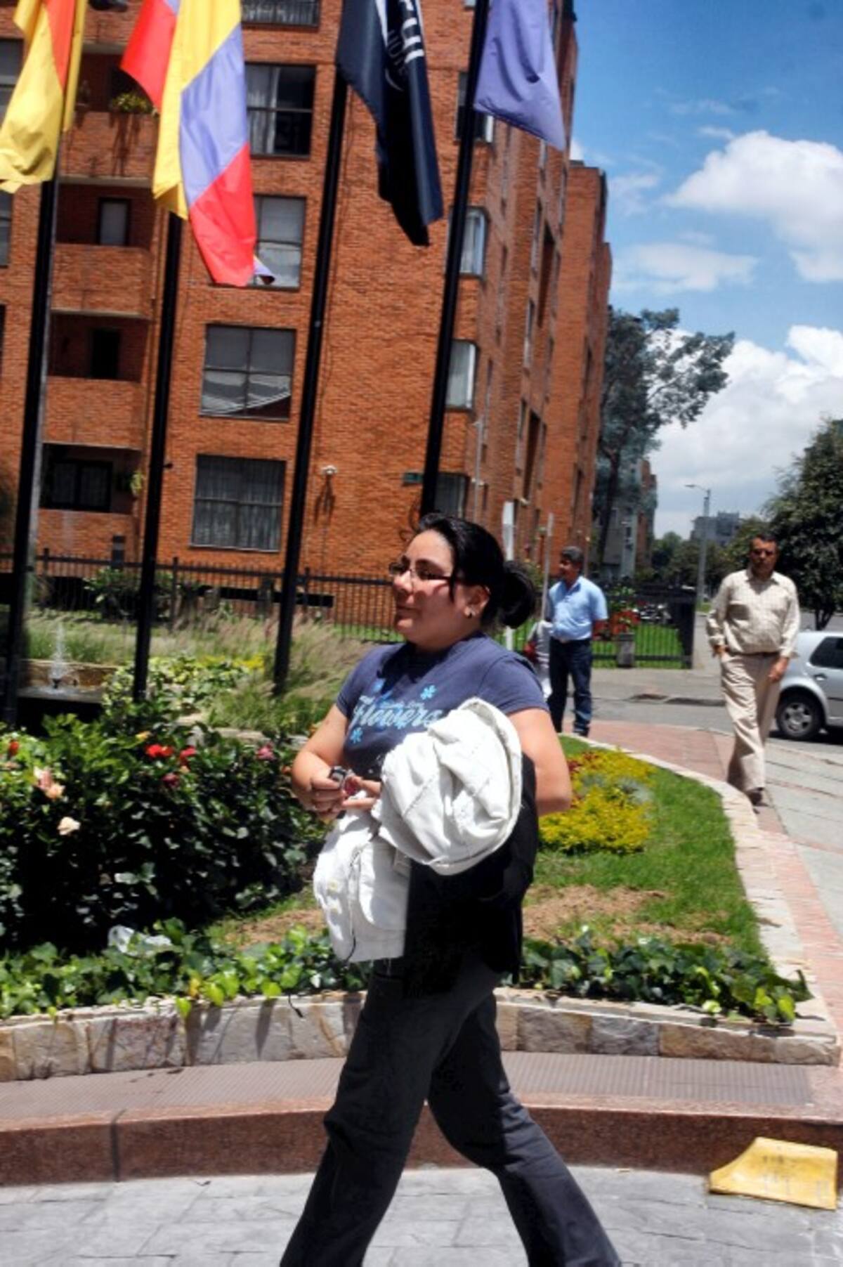 Nancy Marles, hermana de Valeria Marles quien resultó herida en el accidente aéreo en San Andrés, se acercó al hotel Sheraton para recibir más información sobre el estado de salud de su familiar.
