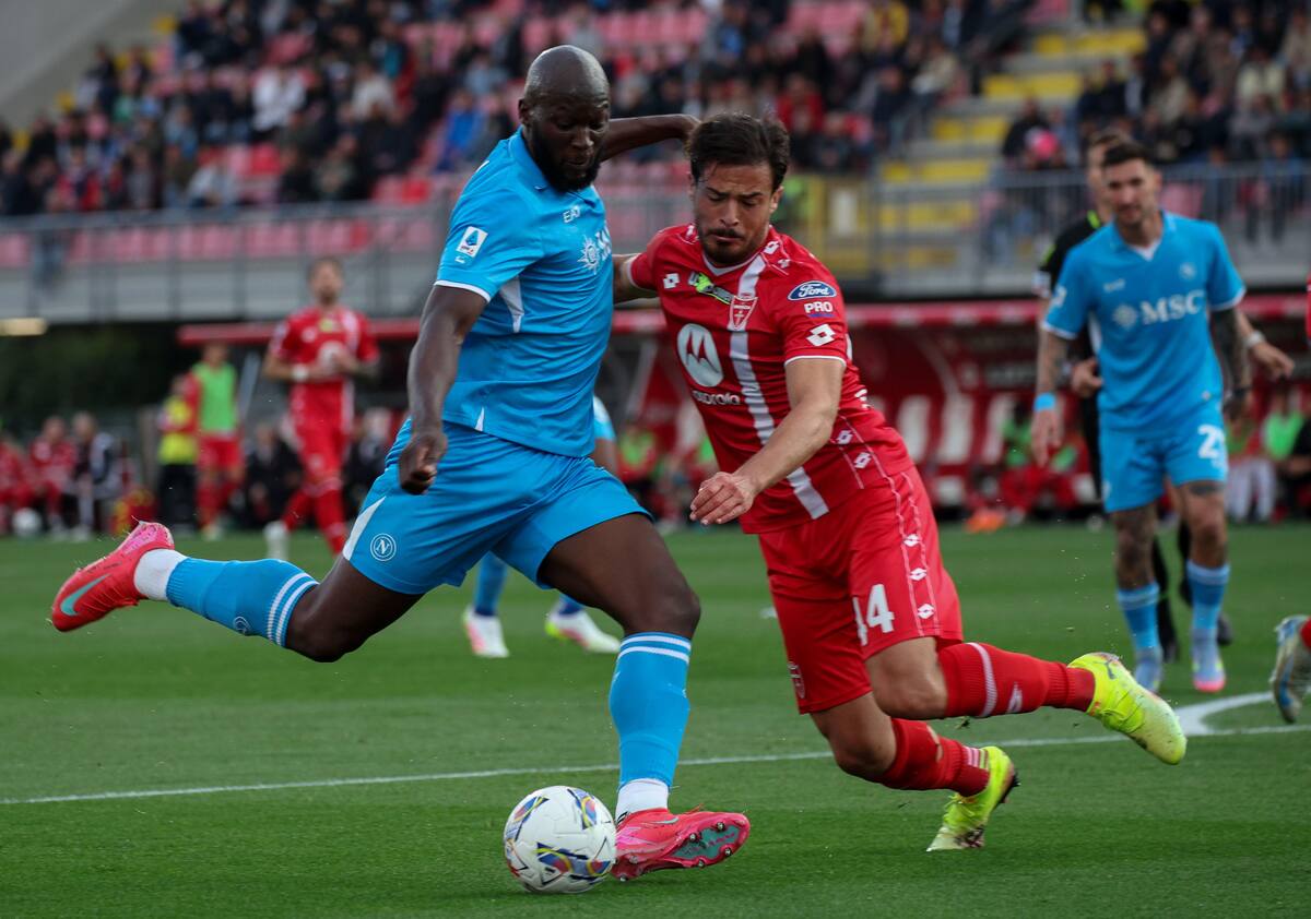 El delantero del SSC Napoli Romelu Lukaku en acción contra el defensa del AC Monza Andrea Carboni durante el partido de fútbol de la Serie A italiana. //EFE