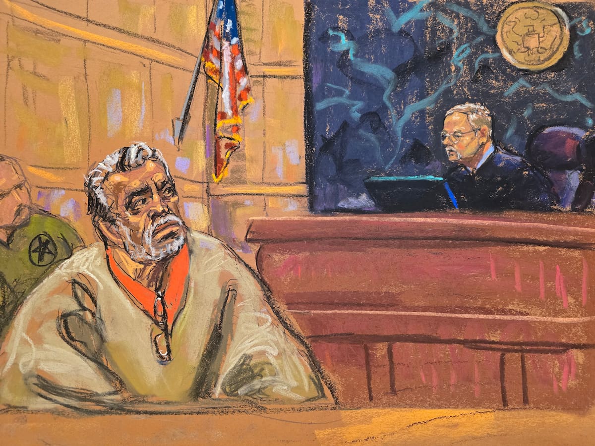 Dibujo realizado por la artista Jane Rosenberg del juez Brian Cogan (d) frente al narcotraficante mexicano Ismael 'El Mayo' Zambada durante el juicio realizado en el Tribunal Federal de Brooklyn, en Nueva York. // Foto: EFE/ Jane Rosenberg.