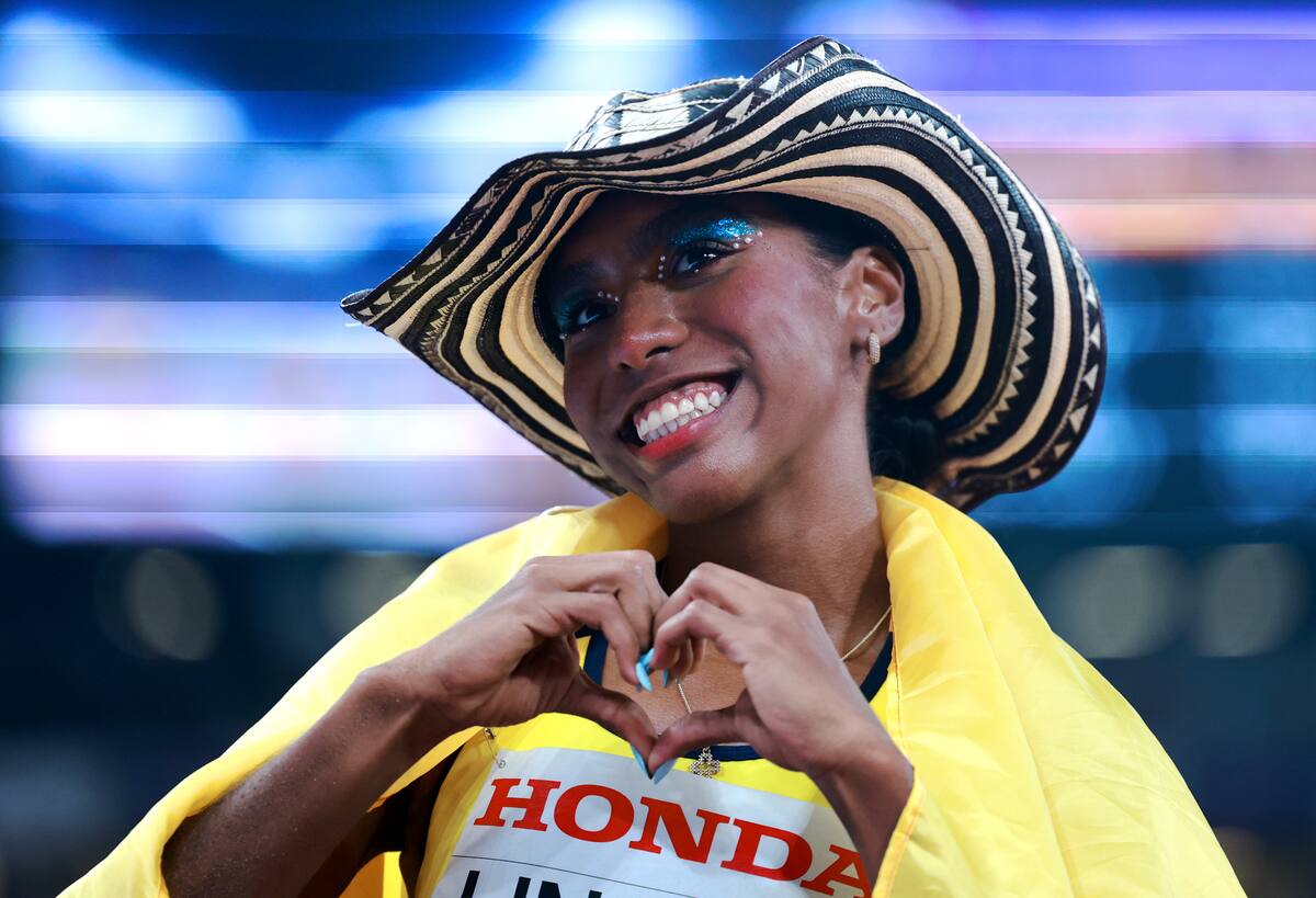 La colombiana Natalia Linares celebra la medalla de bronce en salto de longitud en los Mundiales de atletismo de Tokio. //Foto, EFE: ALEX PLAVEVSKI