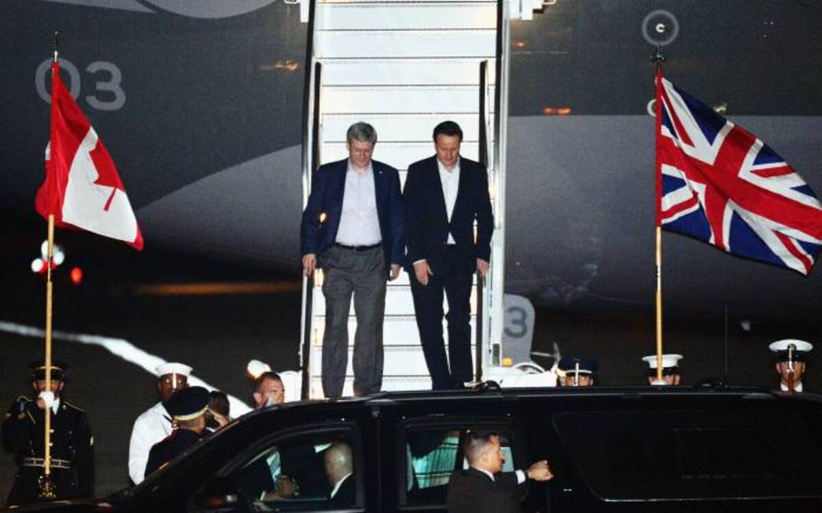El primer misnistro británico, David Cameron (Der.) y su homólogo canadiense, Stephen Harper, arribaron a la cumbre de la OTAN en Chicago. AFP KEVORK DJANSEZIAN