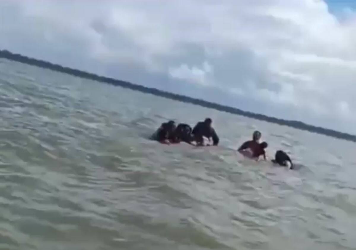 Cuatro personas perdieron la vida tras el hundimiento de una embarcación en aguas del Pacífico colombiano. // Foto: Captura de video.