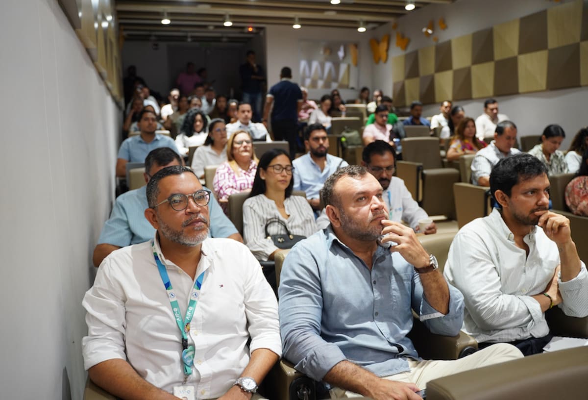 Directivos de la empresa Air-e Intervenida, conociendo los resultados de la encuesta de percepción hecha por Barranquilla Cómo Vamos.//Cortesía Air-e.