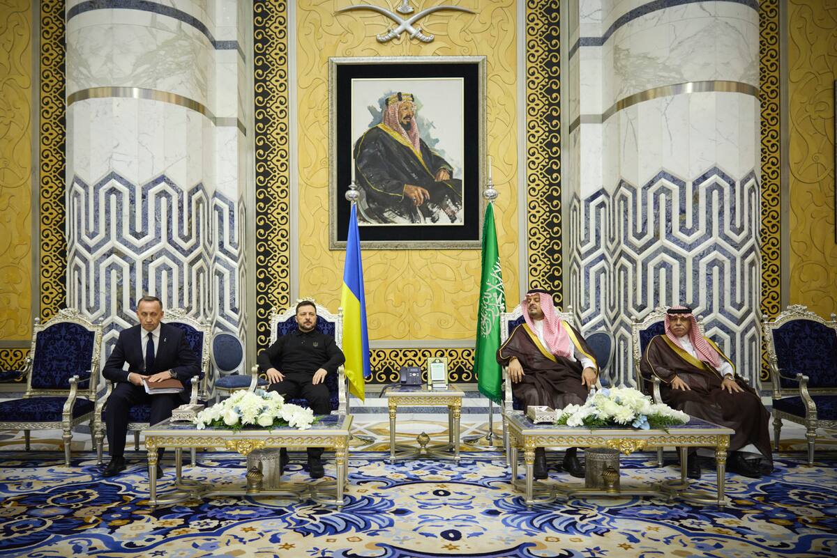 El presidente ucraniano Volodímir Zelenski (centro izquierda) con el príncipe Saud bin Mishaal, vicegobernador de la región de La Meca en Arabia Saudí (centro derecha) y el ministro de comercio saudí Majid bin Abdullah al-Qasabi, en Riad, Arabia Saudí. //Archivo AP