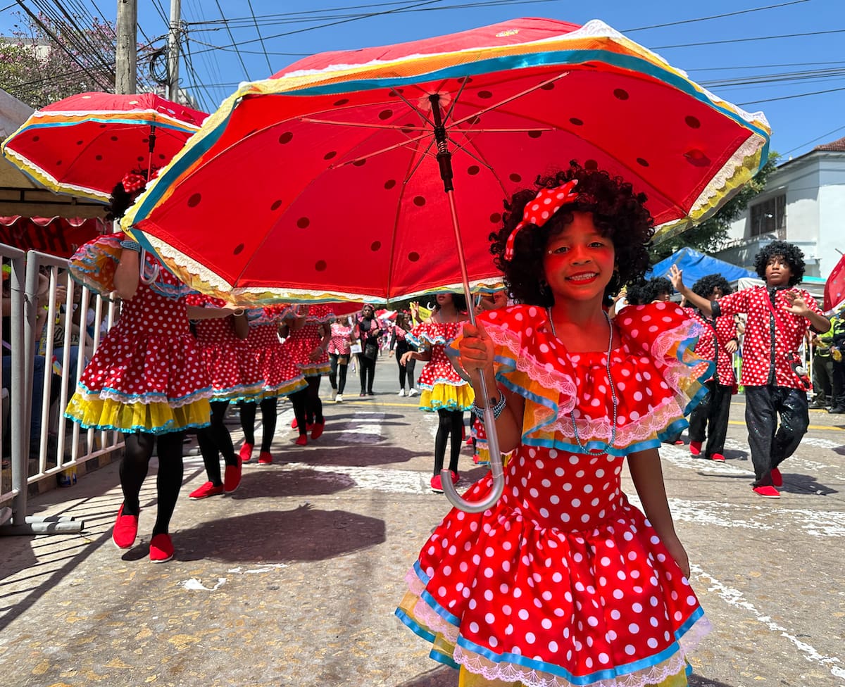 Una niña disfrazada de Negrita Puloy, durante el desfile del Carnaval de los Niños este domingo en Barranquilla.//Juan M. Cantillo-El Universal