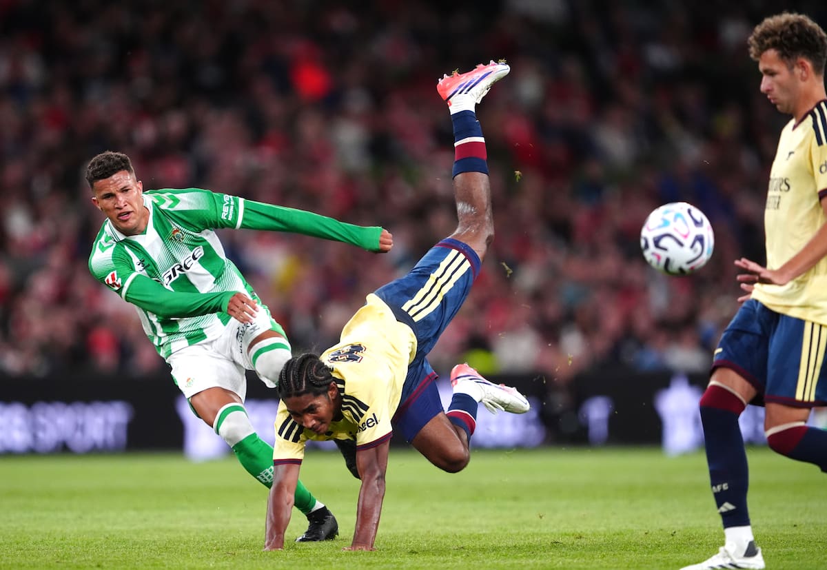 Marli Salmon, del Arsenal (derecha), y Nelson Deossa, del Real Betis, luchan por el balón durante el partido amistoso de fútbol entre el Arsenal y el Real Betis en Dublín, Irlanda. //Foto, AP: Brian Lawless/PA