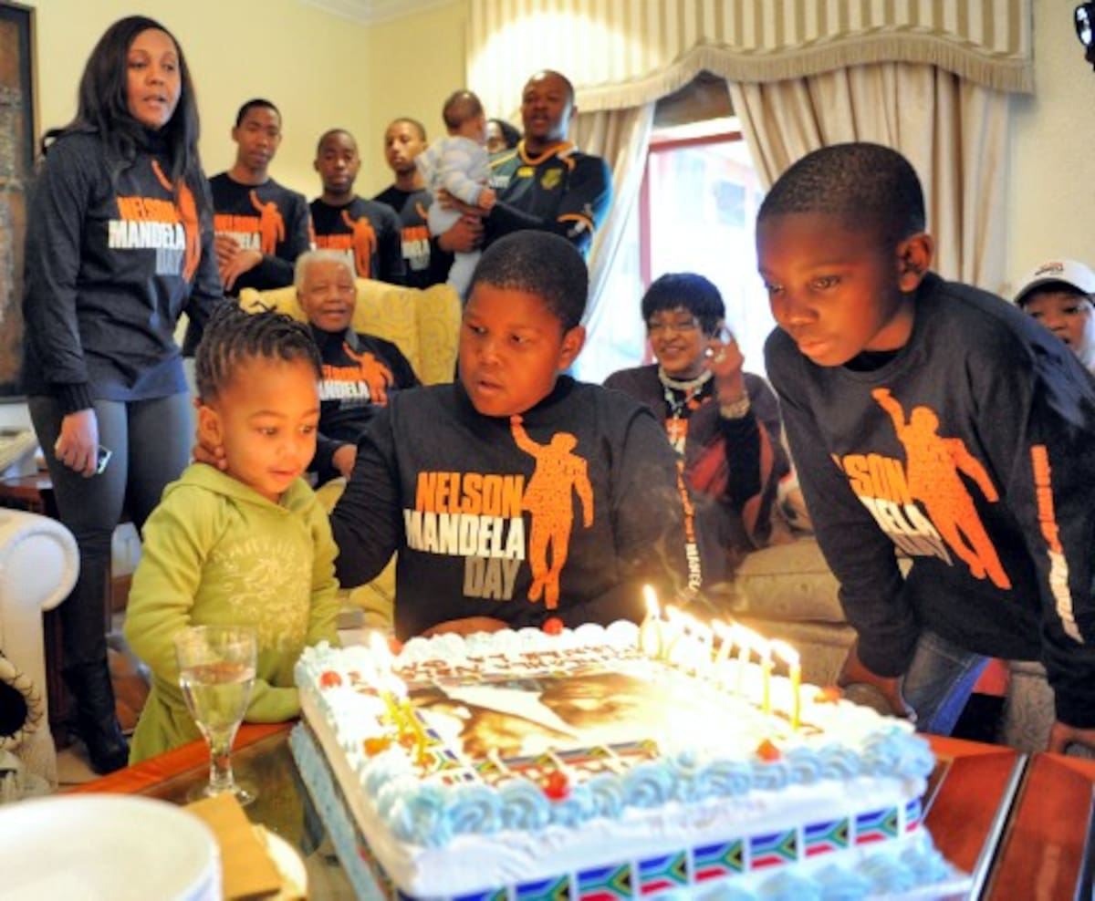 Torta para celebrar los 93 años de Nelson Mandela. AP