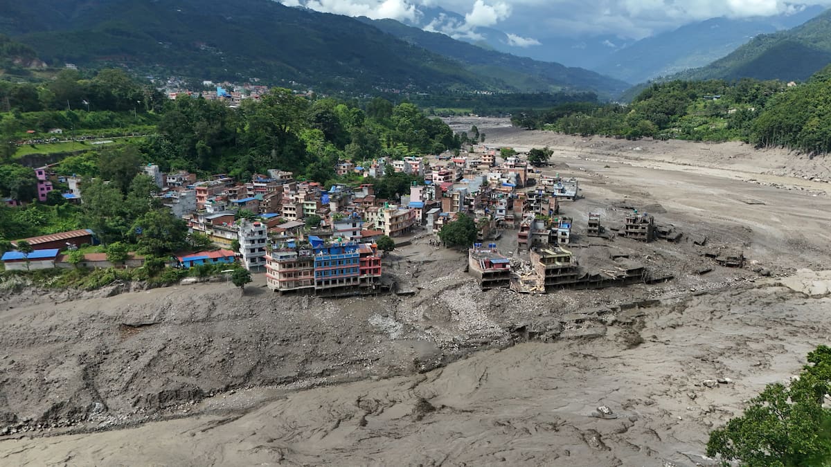 Riada en Nepal deja cientos de muertos y miles desaparecidos. // Foto: EFE/EPA/NARENDRA SHRESTHA.