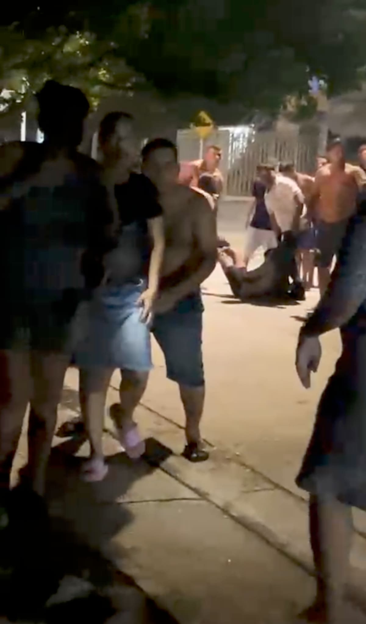 Vecinos y amigos del sector auxiliaron a Néstor Escobar Herrera y llevaron a un centro asistencial, pero allí llegó sin signos vitales.//Cortesía Red de Cooperantes.