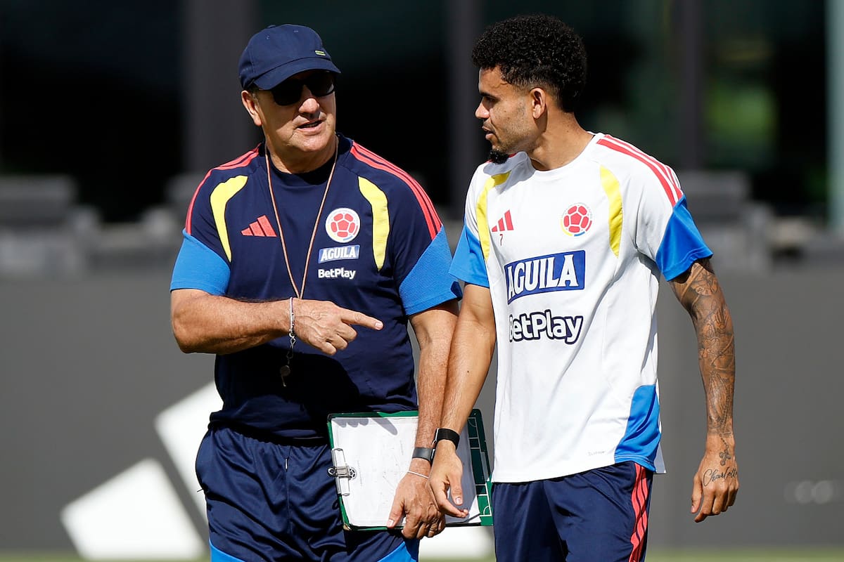 El entrenador de la selección de Colombia, Néstor Lorenzo (i), y el jugador Luis Díaz. //Foto, EFE: Alberto Estévez