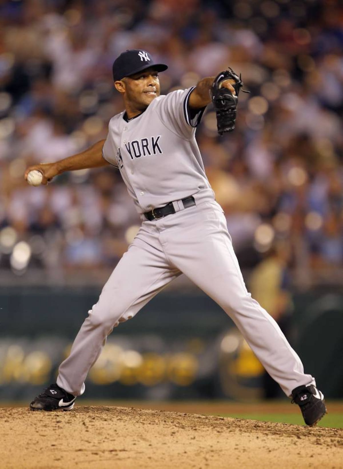 Mariano Rivera será baja de los Yanquis luego de desgarrarse el ligamento de la rodilla. AFP