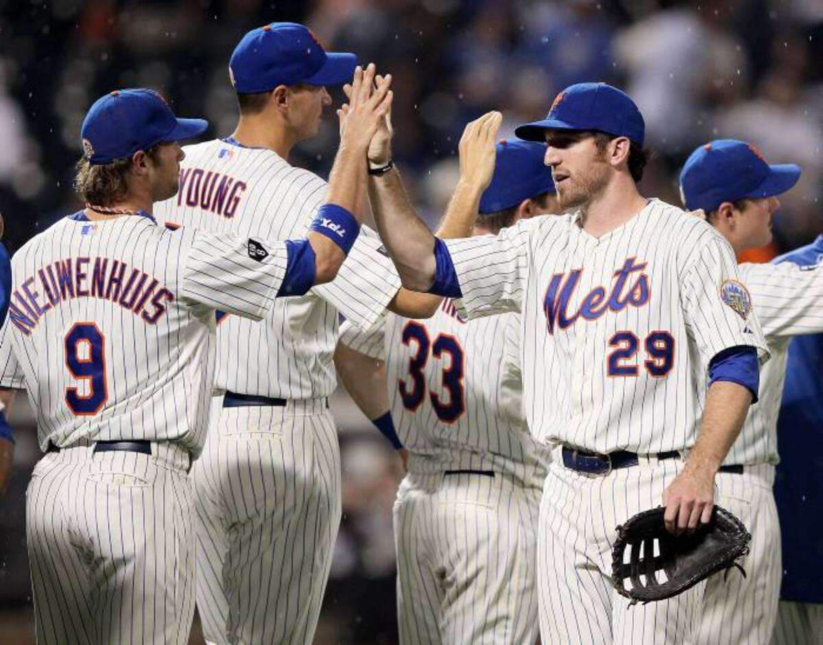 Los jugadores de los Mets festejan su victoria sobre los Yanquis. AP