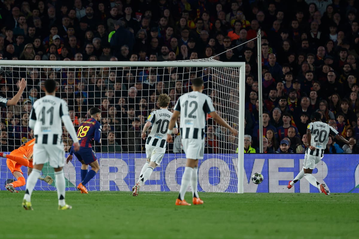 Newcastle supo jugar solo un tiempo en el partido ante Barcelona en el Spotify Camp Nou. //Foto, AP: Joan Monfort