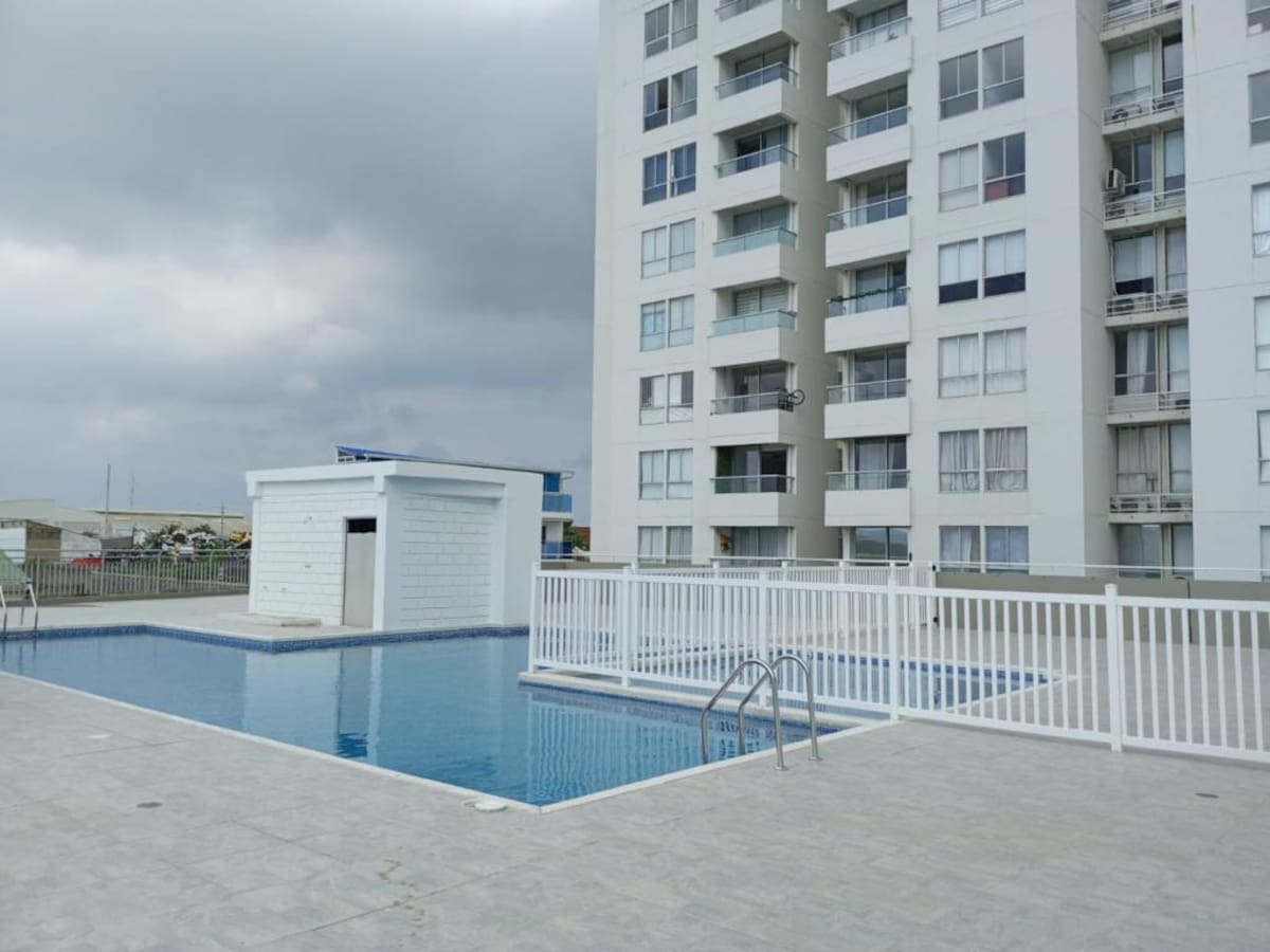 Zonas comunes con piscina. (La foto no implica compromiso en la vista final de los apartamentos, tiene el fin de mostrar la ubicación del proyecto).