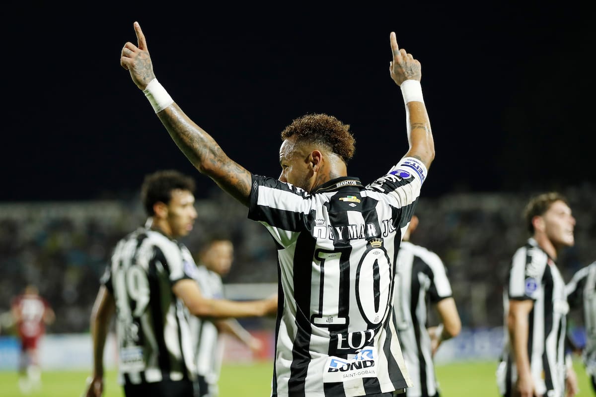 Neymar marcó con Santos por Copa Sudamericana y luego celebró con Robinho Jr. //Foto, EFE: Juan Pablo Pino