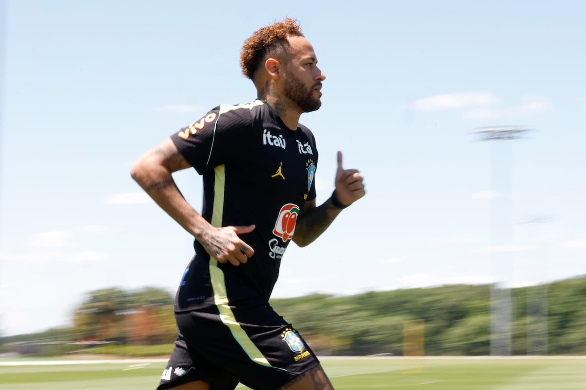Neymar se entrena con Brasil para jugar un partido con Brasil en el Mundial. //Foto, EFE: @CBF_Futebol