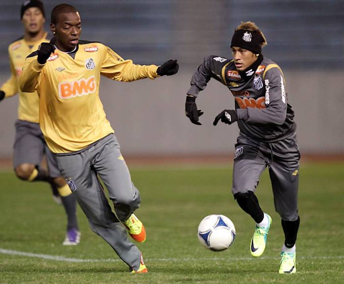 El colombiano Wason Rentería, a lado de Neymar, estrella del Santos, en el entrenamiento de ayer. AP