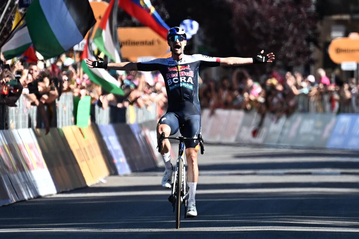El ciclista alemán Nico Denz del Red Bull - Bora - Hansgrohe celebra la victoria de la 18ª etapa del Giro de Italia 2025, una carrera ciclista de 144 km desde Morbegno a Cesano Maderno, Italia. //EFE