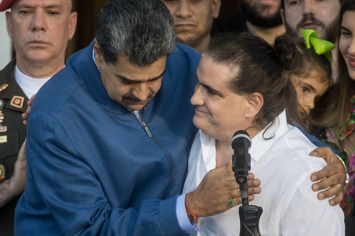 El expresidente de Venezuela, Nicolás Maduro (i), mientras recibe al empresario colombiano Alex Saab en el Palacio de Miraflores en Caracas (Venezuela). // EFE/ Miguel Gutiérrez.