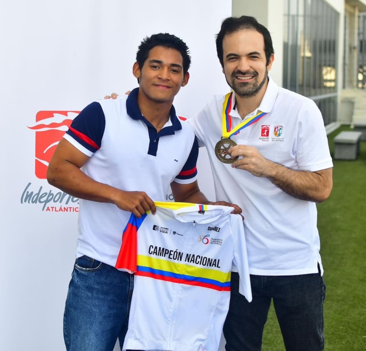 Nicolás Olivera, junto al director de Indeportes Atlántico, Iván Urquijo, antes de partir al Campeonato Mundial Juvenil de Ciclismo de Pista se realizará en China.