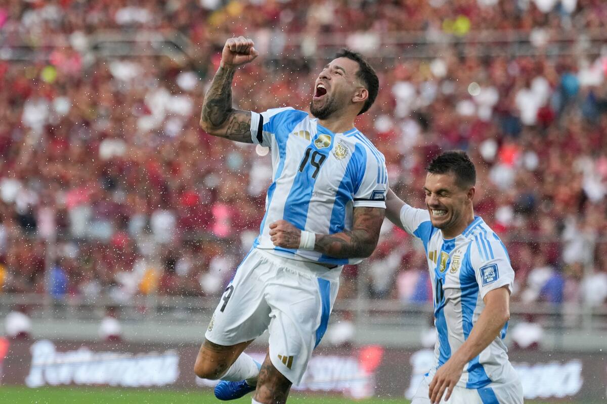 Nicolás Otamendi, de la selección de Argentina, festeja con Giovani Lo Celso tras anotar ante Venezuela. //AP
