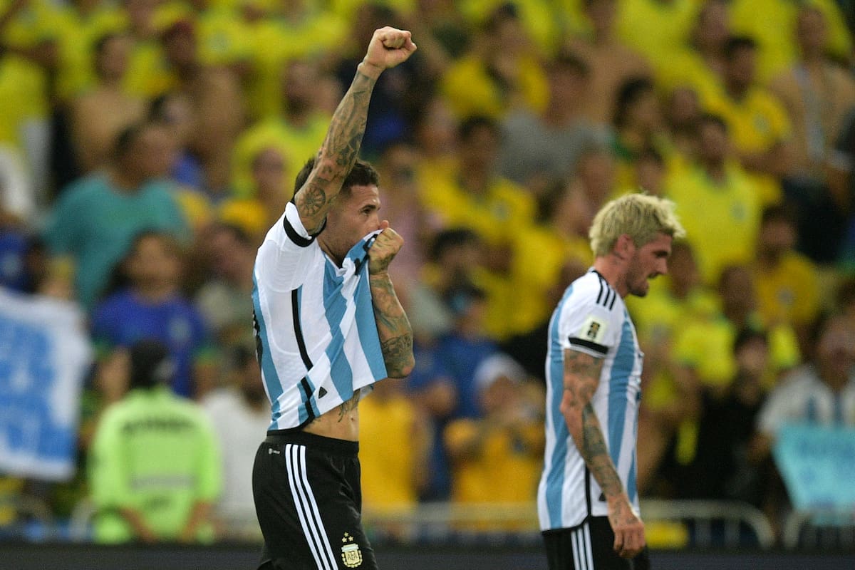 Nicolás Otamendi, autor del gol de la histórica victoria de Argentina en suelo brasileño celebrando su anotación.