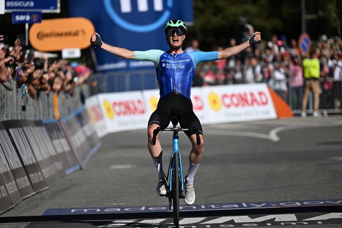 El ciclista francés Nicolas Prodhomme del equipo Decathlon AG2R La Mondiale celebra la victoria de la 19ª etapa del Giro de Italia. //EFE
