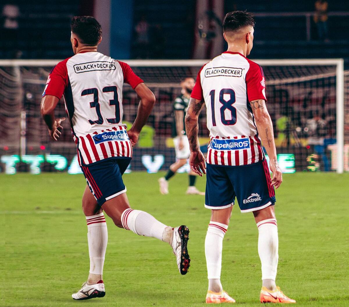 Nicolás Salazar (33) y Emmanuel Olivera (18), la dupla argentina en la defensa del Junior de Barranquilla.//Cortesía.