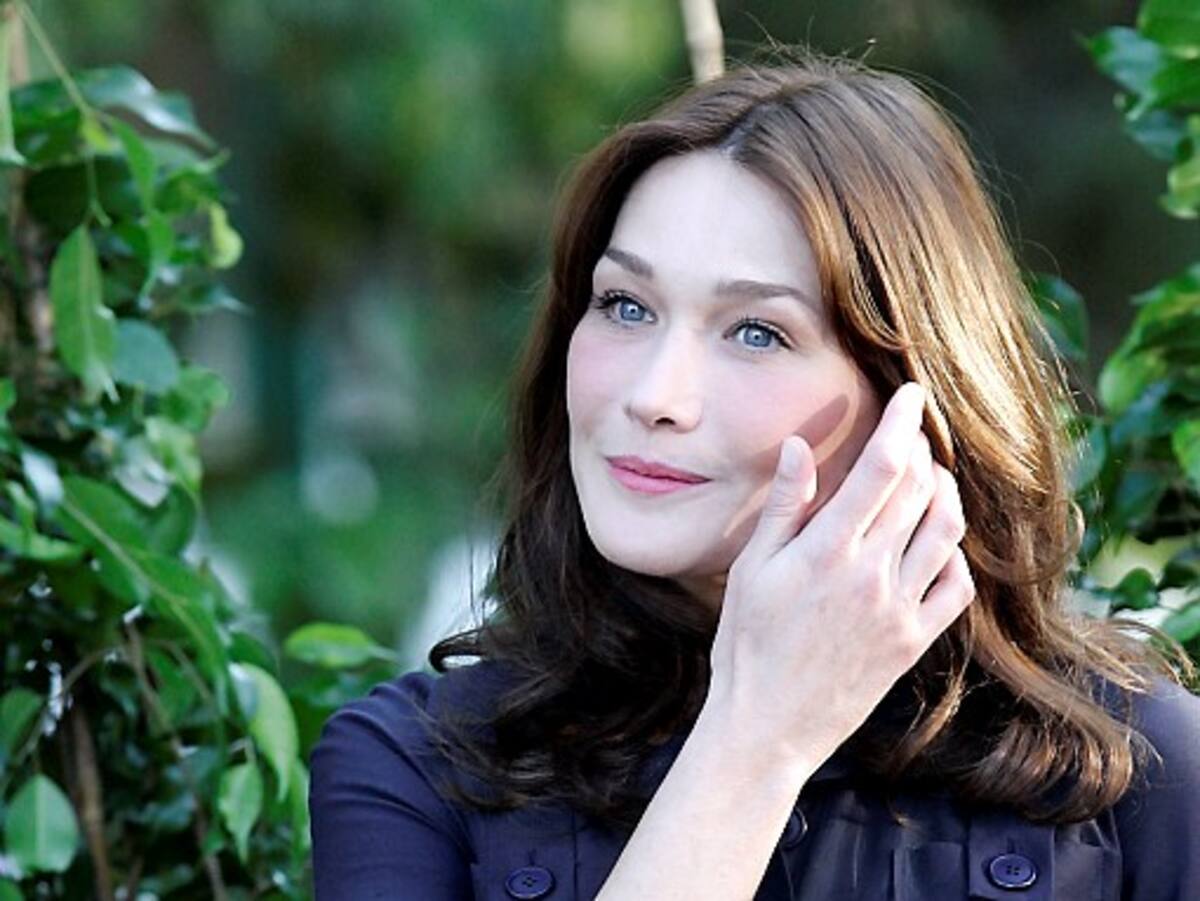 Carla Bruni-Sarkozy, dice que no ha hablado mucho en público sobre su embarazo porque ha sido supersticiosa al respecto. AP FRANCOIS MORI