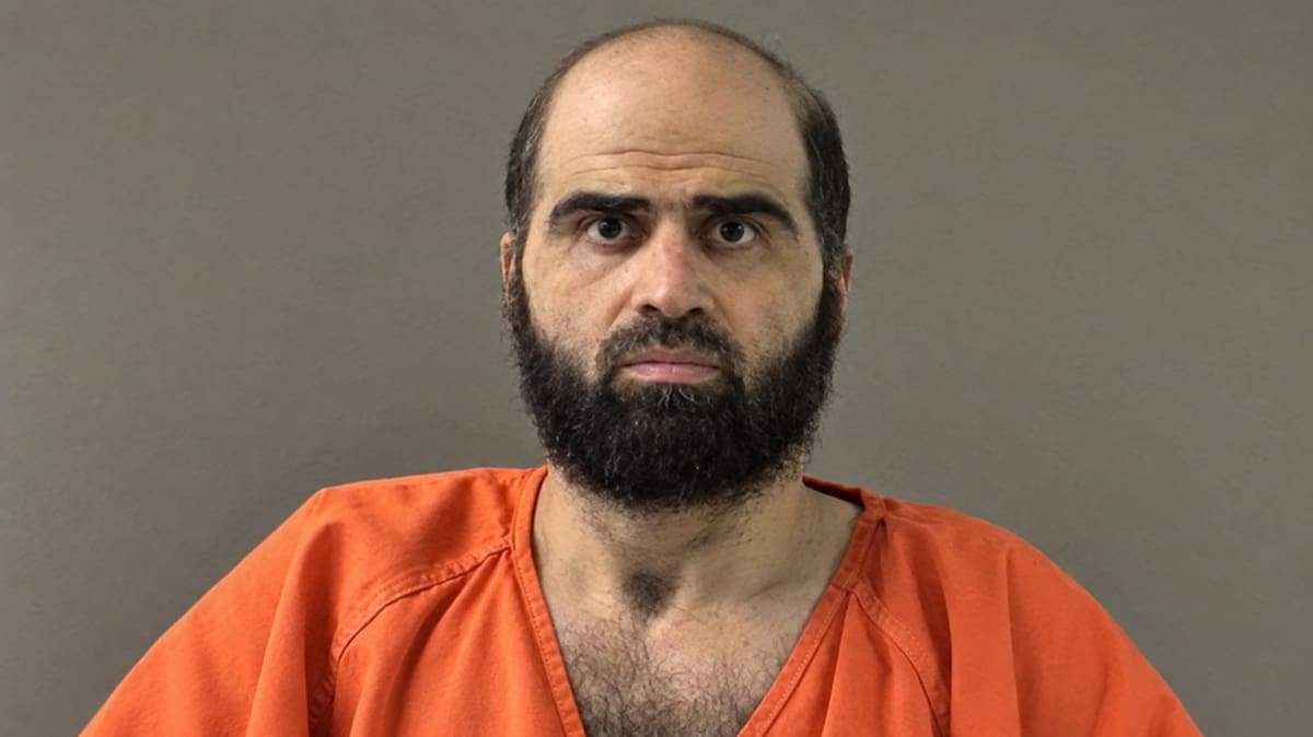 El exmayor del Ejército Nidal Malik Hasan, condenado a muerte por matar a trece personas y herir a otras 32 durante el tiroteo de 2009 en la base militar de Fort Hood, Texas. // Foto: Archivo AP - mejorada con IA (ChatGPT).