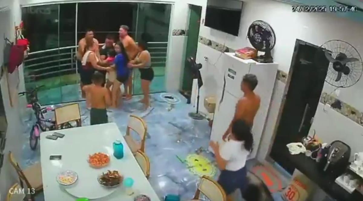 Familiares socorren a la niña que recibió una descarga eléctrica cuando jugaba en un balcón. // Captura de video.