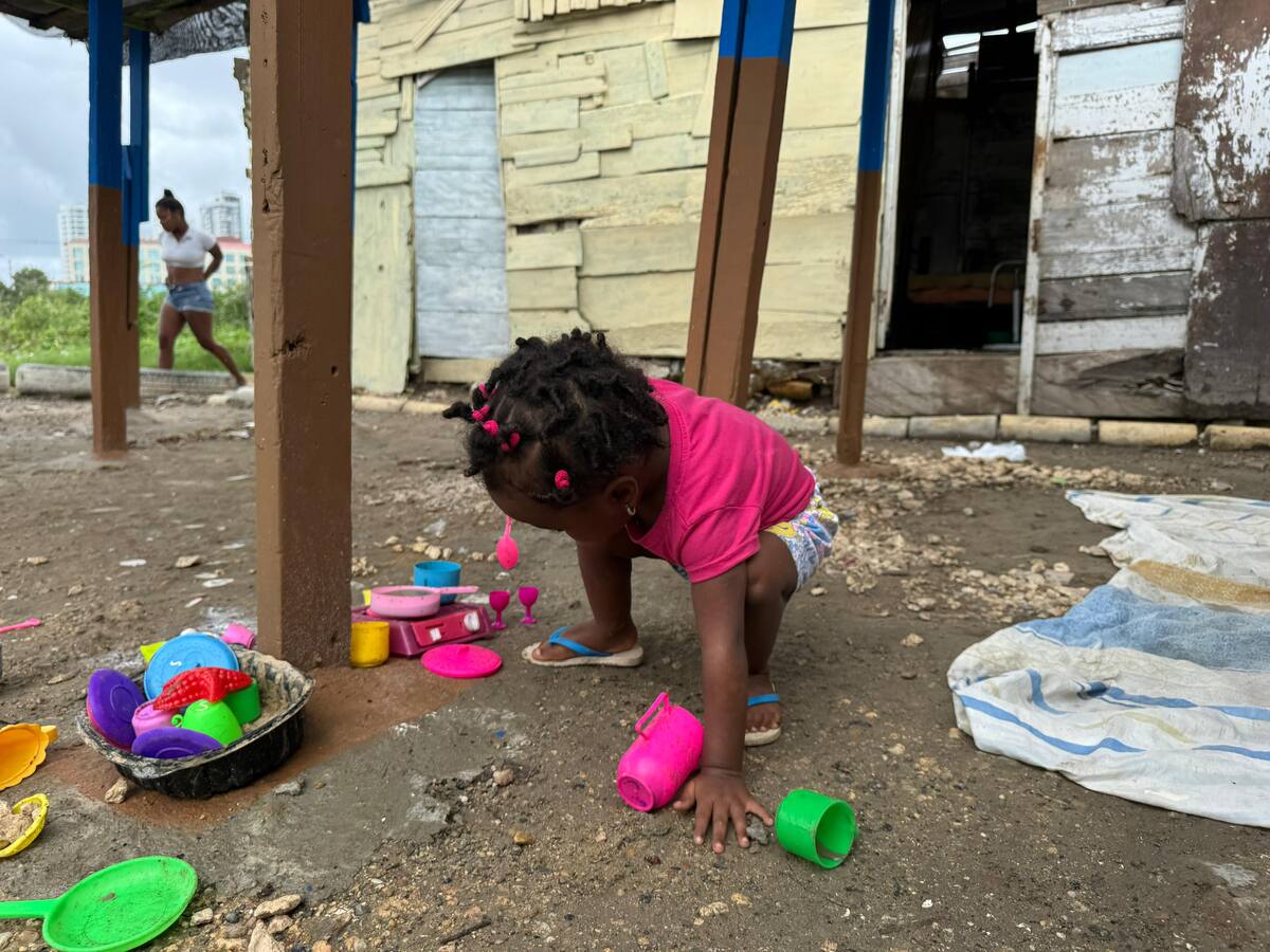 Niña jugando cerca a su hogar en Nuevo Chambacú. // Foto: El Universal- Nayib Gaviria