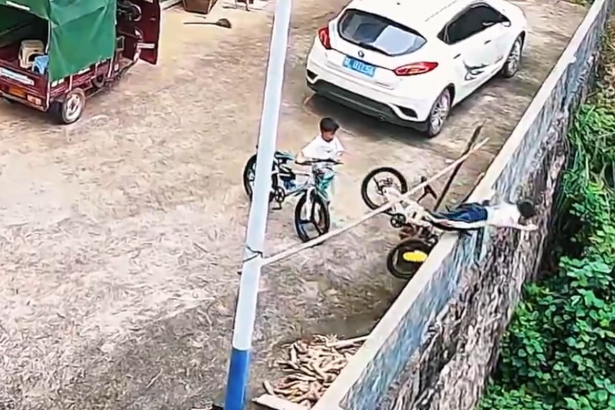 Video: Cámara capta la impresionante caída de un niño tras chocar su bicicleta