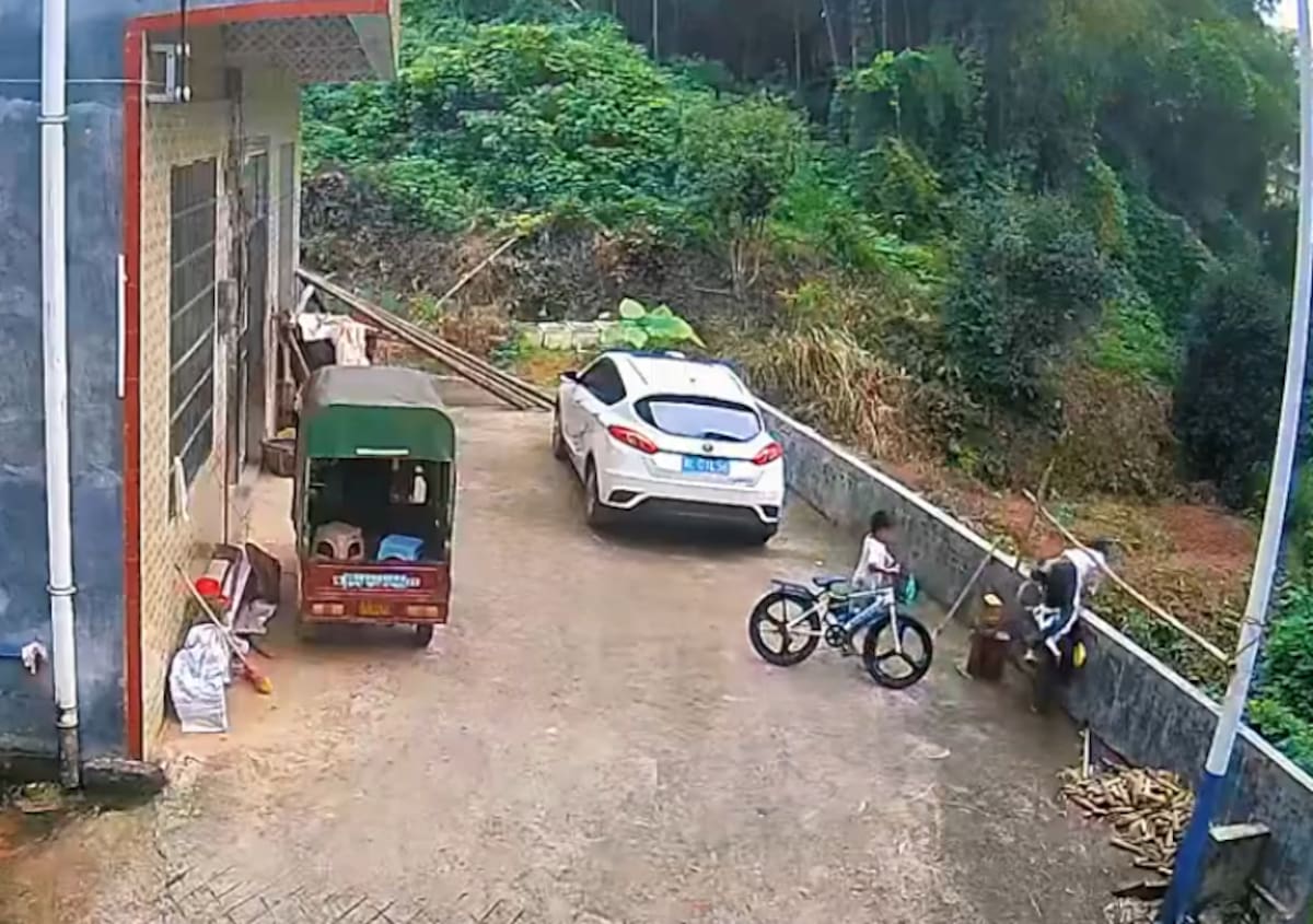 Un niño chocó su bicicleta contra un muro y sobrevivió de milagro. // Foto: captura de video - X @ActualidadRT.