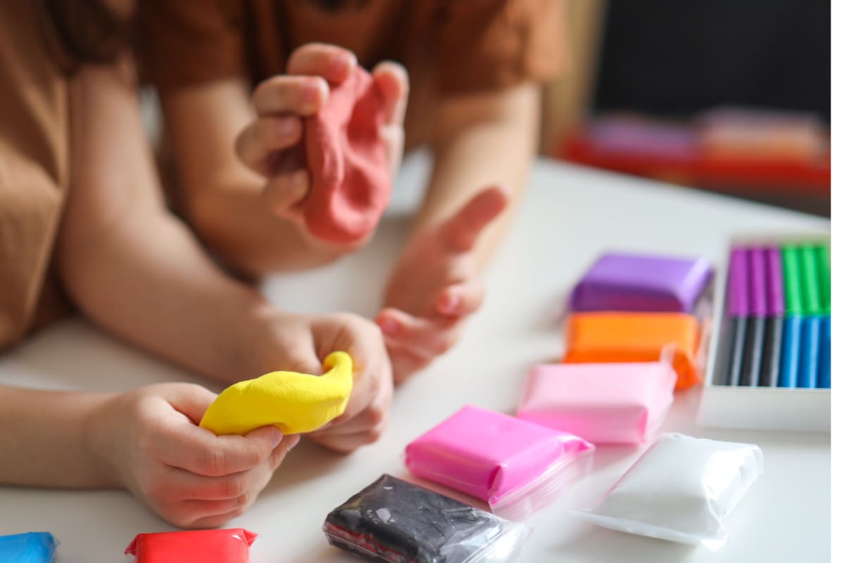 Los participantes tendrán la oportunidad de modelar en plastilina cuadros que reflejen sus vivencias y aprendizajes. //Foto: tomada de internet.