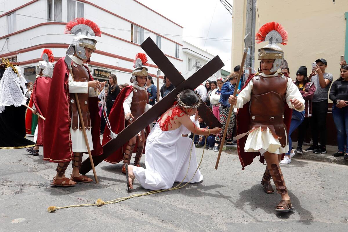 Niños representan el viacrucis. //Efe.