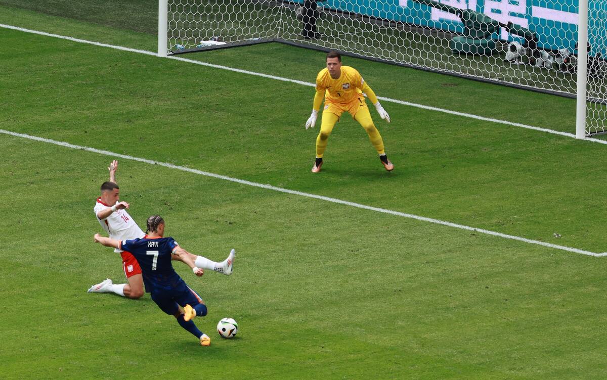 Xavi Simons de Holanda (delantero) intenta un tiro a portería contra Jakub Kiwior de Polonia (i) y el portero Wojciech Szczesny de Polonia durante el partido del grupo D de la UEFA EURO 2024 entre Polonia y Holanda, en Hamburgo, Alemania. //EFE