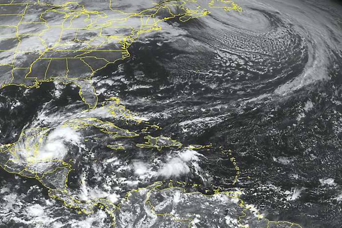 Imagen satelital del huracán Rina, que perdió fuerza este miércoles al avanzar por el Caribe hacia los balnearios de Cancún y Playa del Carmen en México. AP