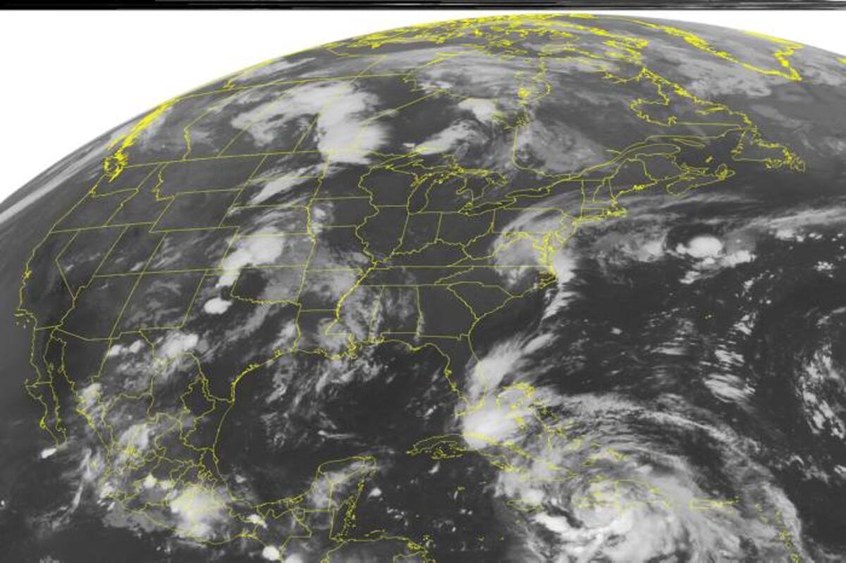 Una imagen satelital muestra gran cantidad de nubes en el mar Caribe, asociadas a la tormenta tropical Isaac. AP