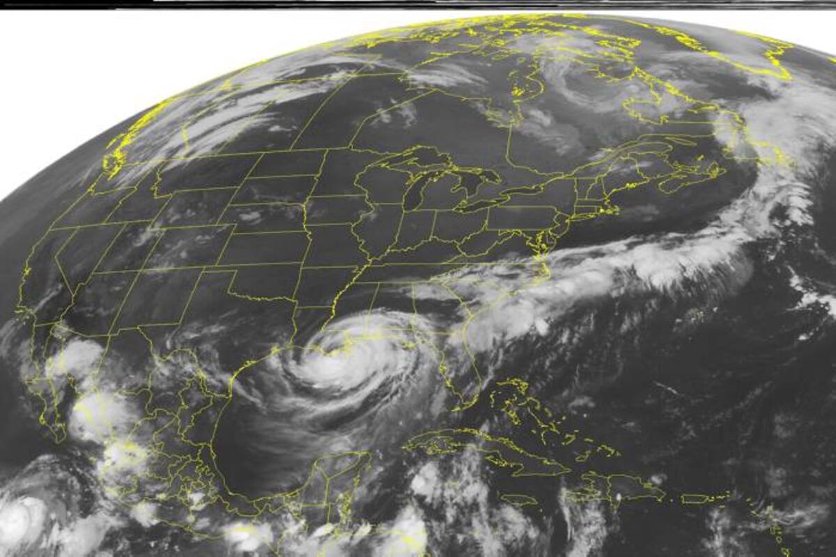 Isaac "se movía lentamente" hacia el noroeste sobre las costas de Luisiana y su centro se encontraba unos 120 km al sureste de Nueva Orleans. AP