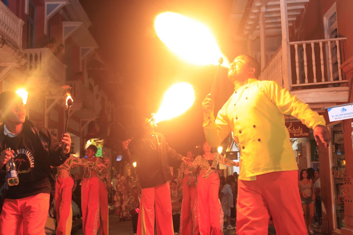 Actores festivos en la Noche de Candelas. // Óscar Díaz