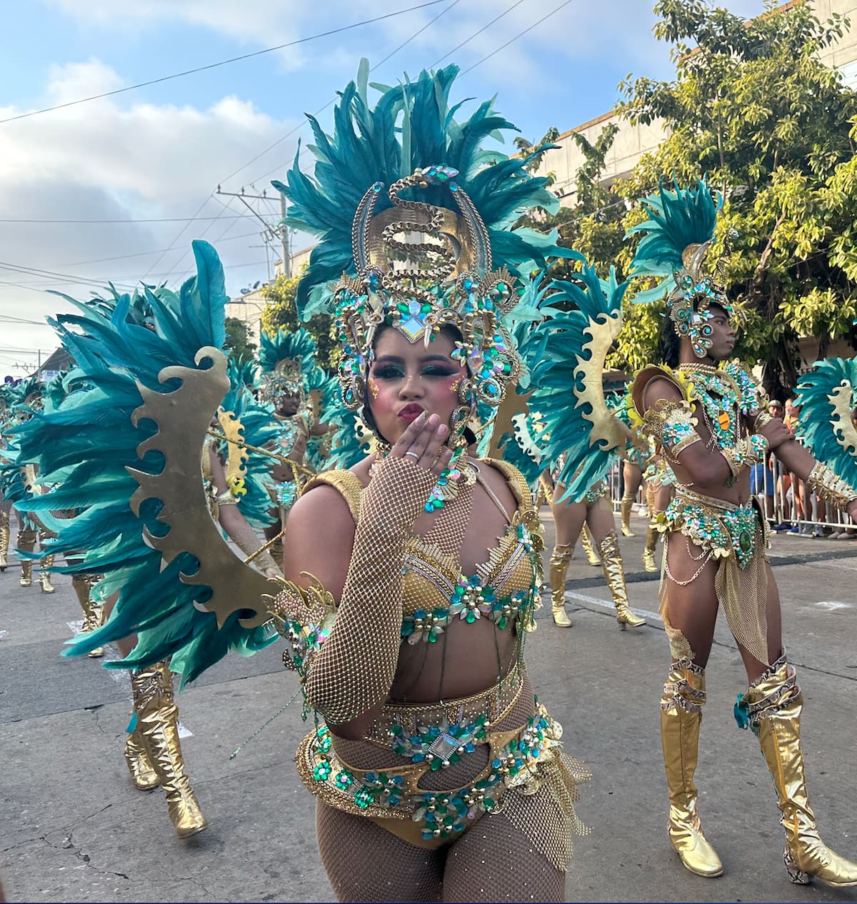Una bailarina durante el desfile de la Noche de Guacherna del Carnaval de Barranquilla 2025.//Juan M. Cantillo-El Universal.