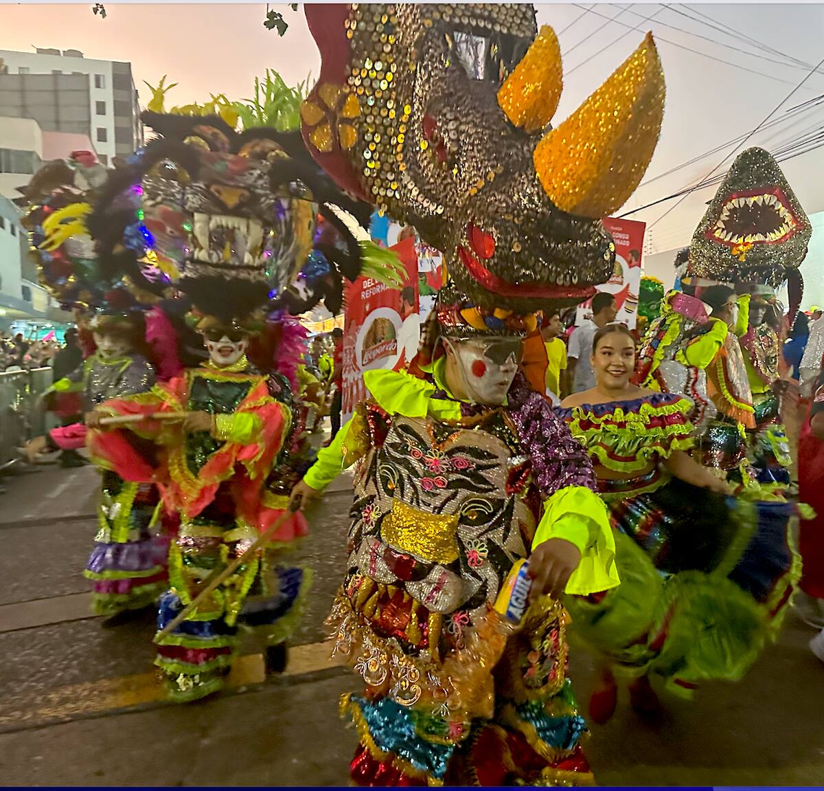 Danzarines de Congos se vieron este sábado durante el desfile de la Noche de Guacherna del Carnaval de Barranquilla 2025.//Juan M. Cantillo-El Universal.