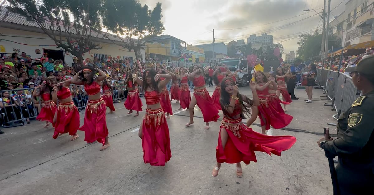 Jovencitas bailando al ritmo de las can iones de Shakira en el desfile de la Noche de Guacherna del Carnaval de Barranquilla 2025.//Juan M. Cantillo-El Universal.